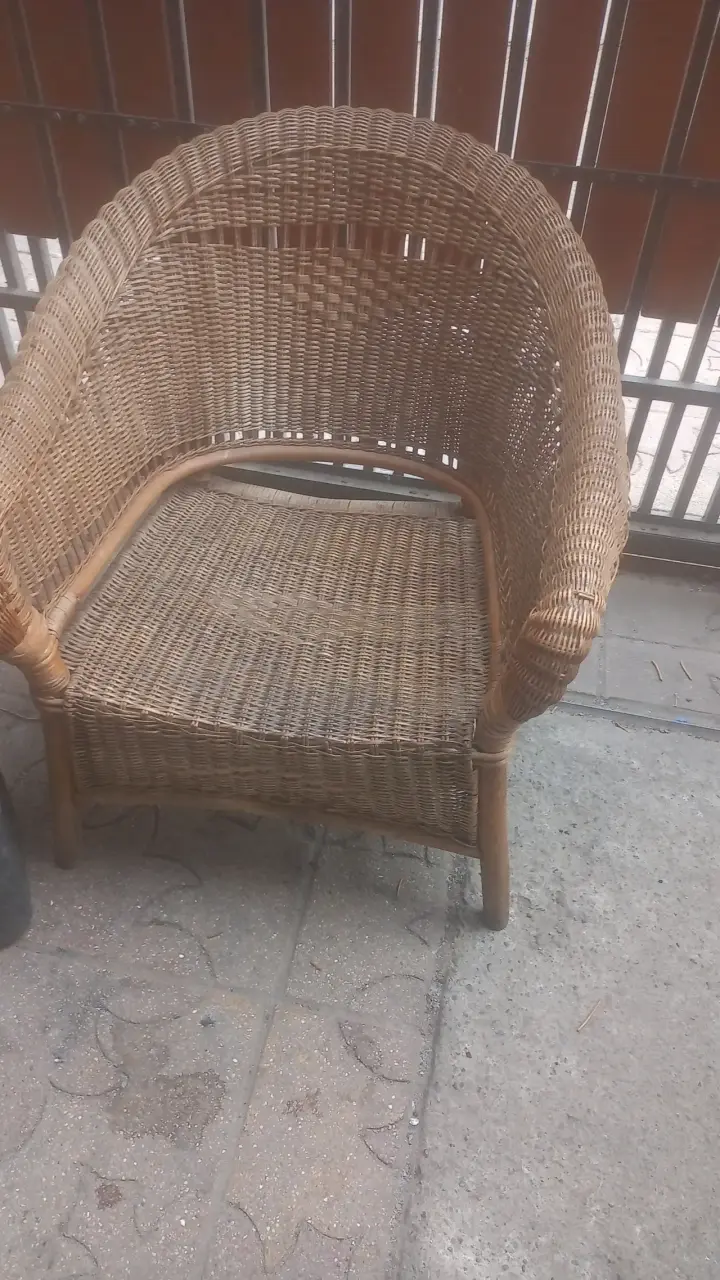 Silla de mimbre para terraza en buen estado