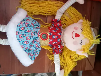 Muñeca de trapo Cher con vestido colorido - miniatura 2