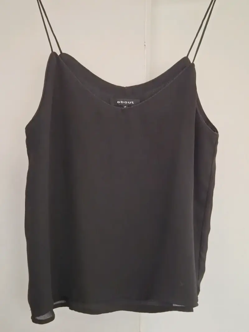 Blusa Negra de Tirantes Marca About - 1