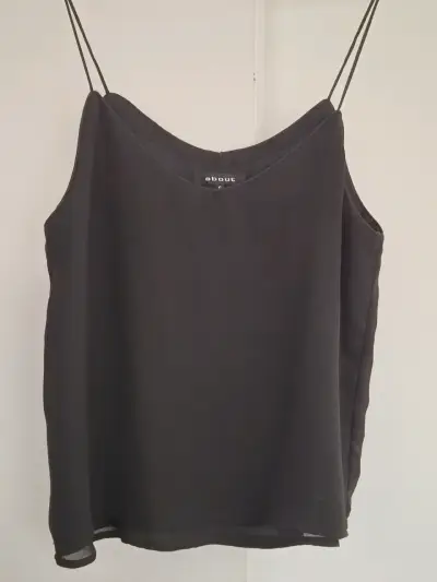 Blusa Negra de Tirantes Marca About - miniatura 1