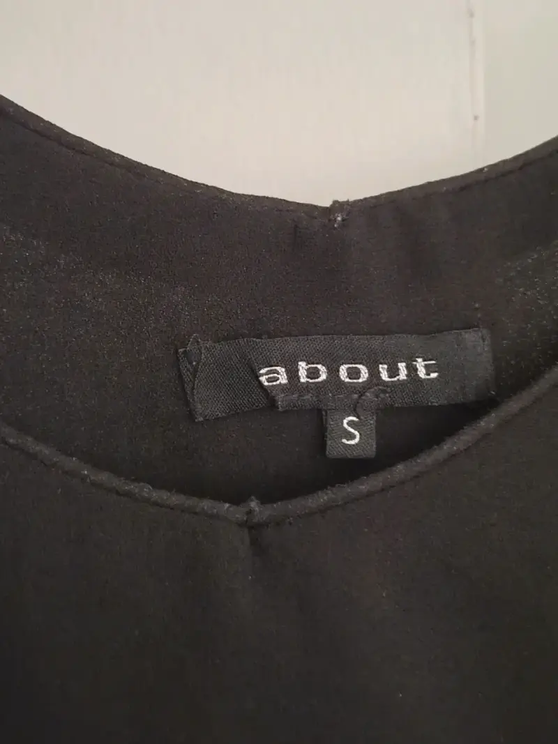 Blusa Negra de Tirantes Marca About - 2
