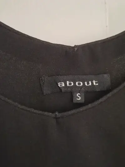 Blusa Negra de Tirantes Marca About - miniatura 2