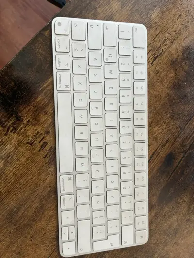 Teclado inalámbrico Apple blanco en buen estado - miniatura 1