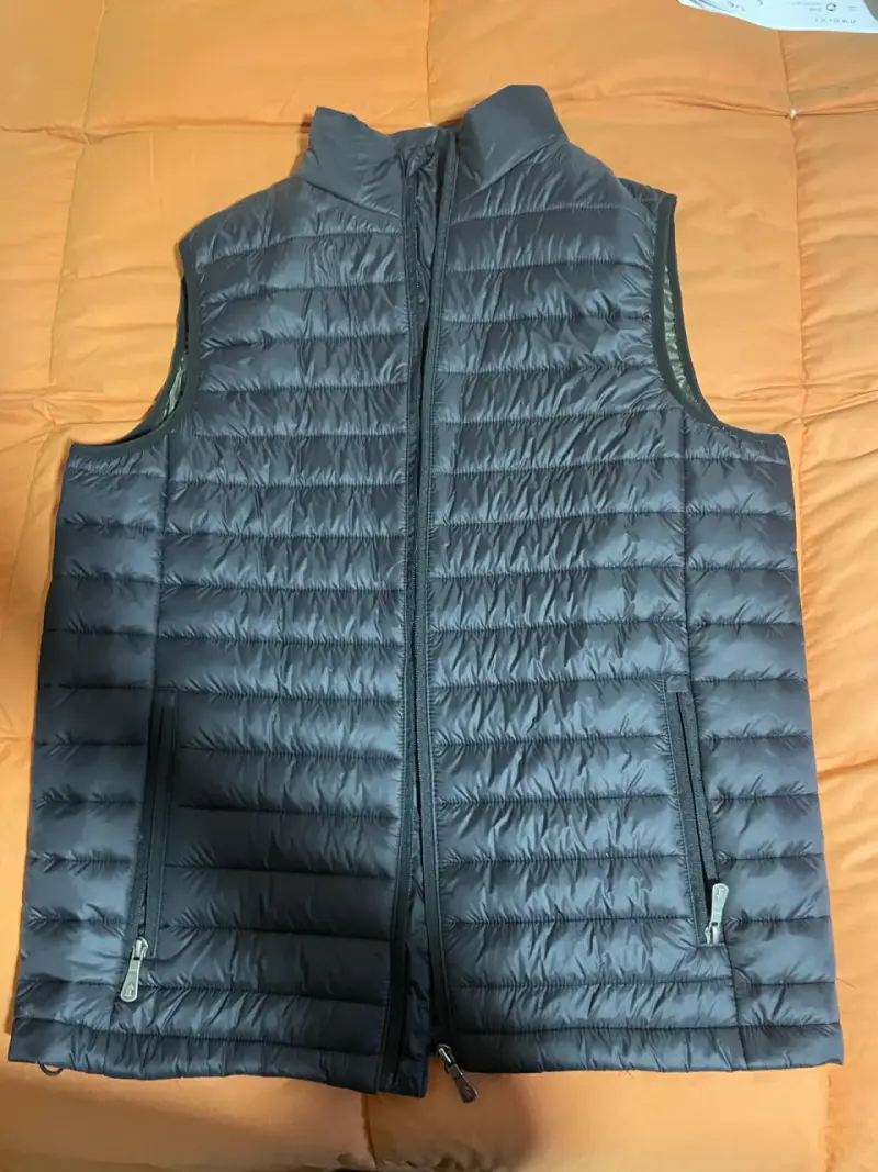 Chaleco sin mangas acolchado gris oscuro