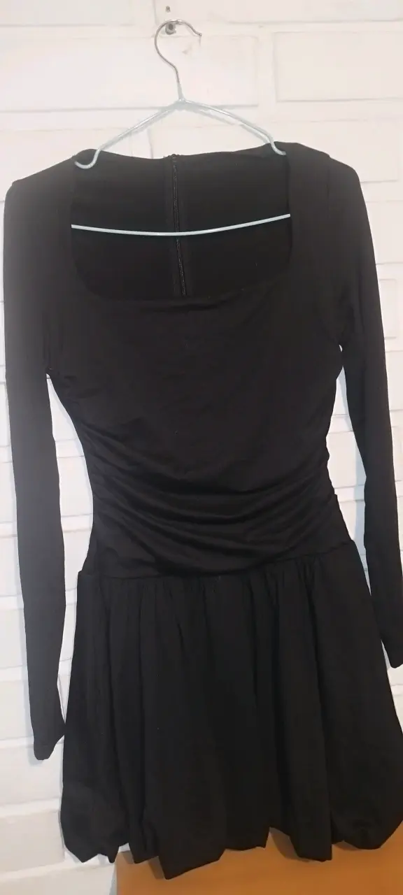 Vestidos negros manga larga.