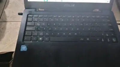 Laptop Asus en buen estado con Intel Inside - miniatura 4