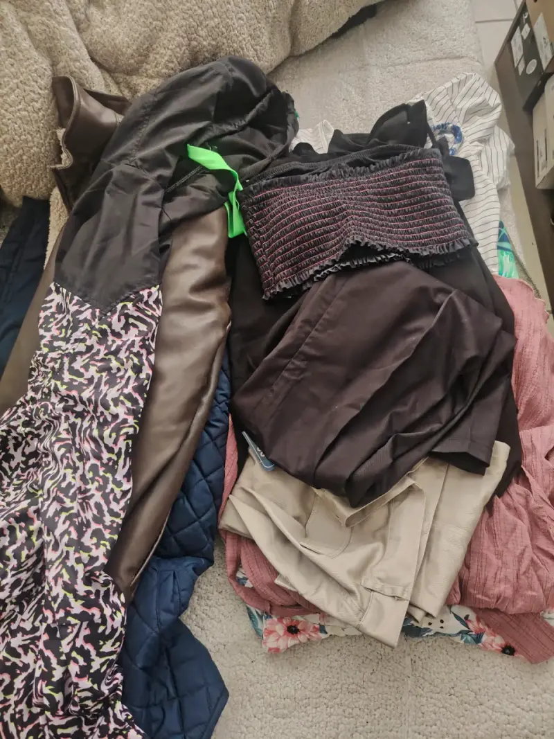 Lote de ropa variada para mujer en buen estado