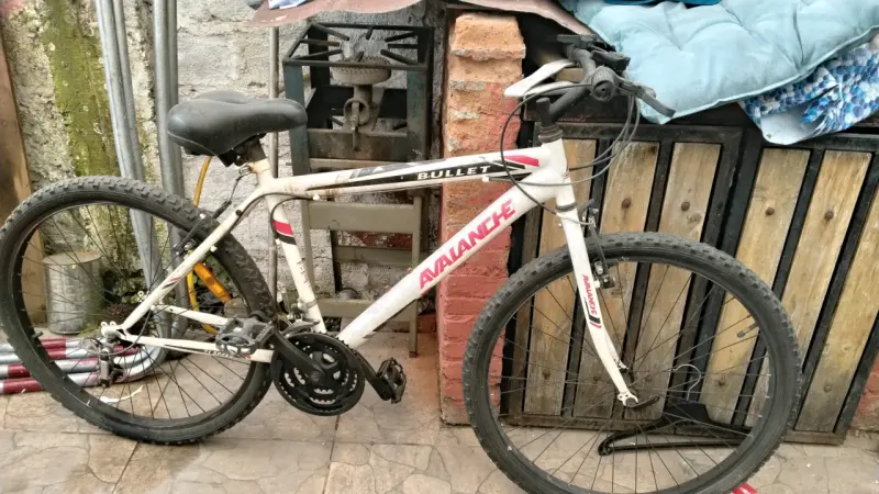 Bicicleta Avalanche Bullet MTB blanca - 1