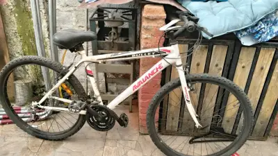 Bicicleta Avalanche Bullet MTB blanca - miniatura 1