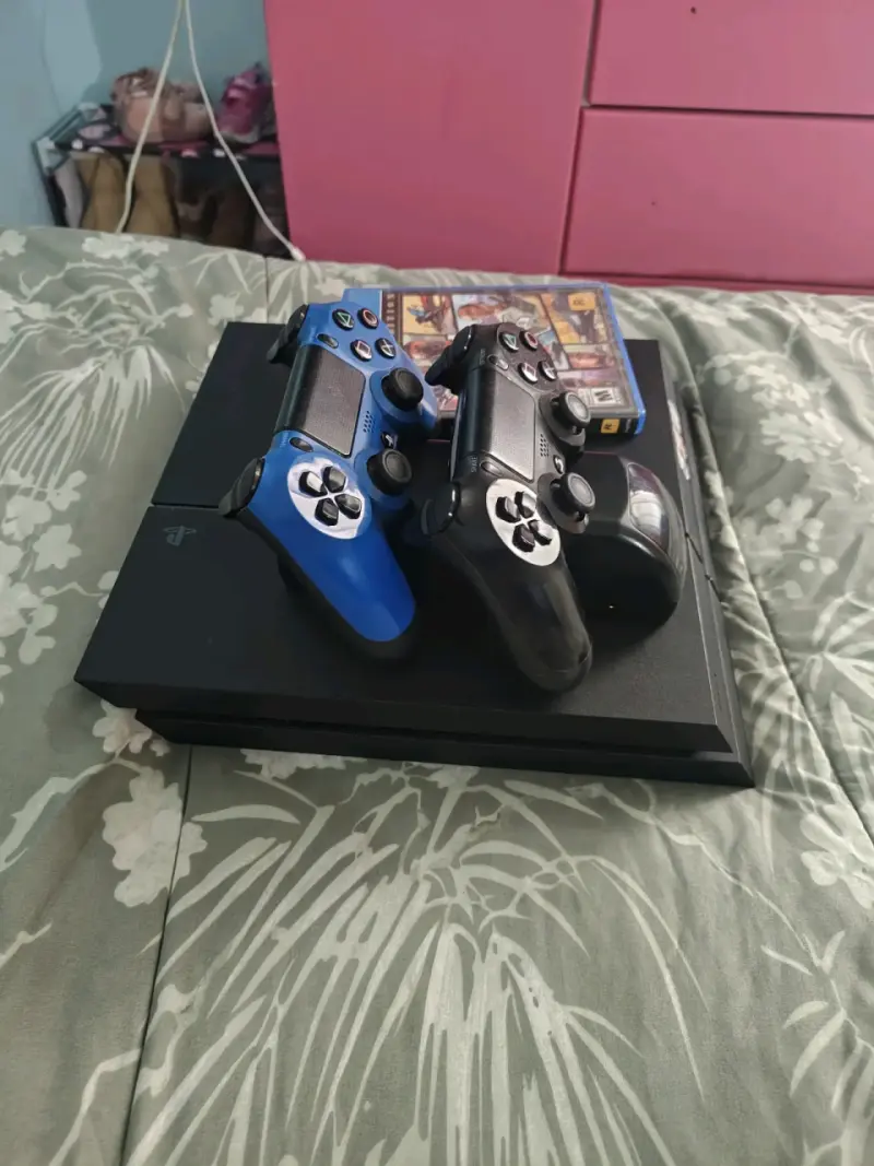 Consola PS4 con dos controles y juego GTA V - 1