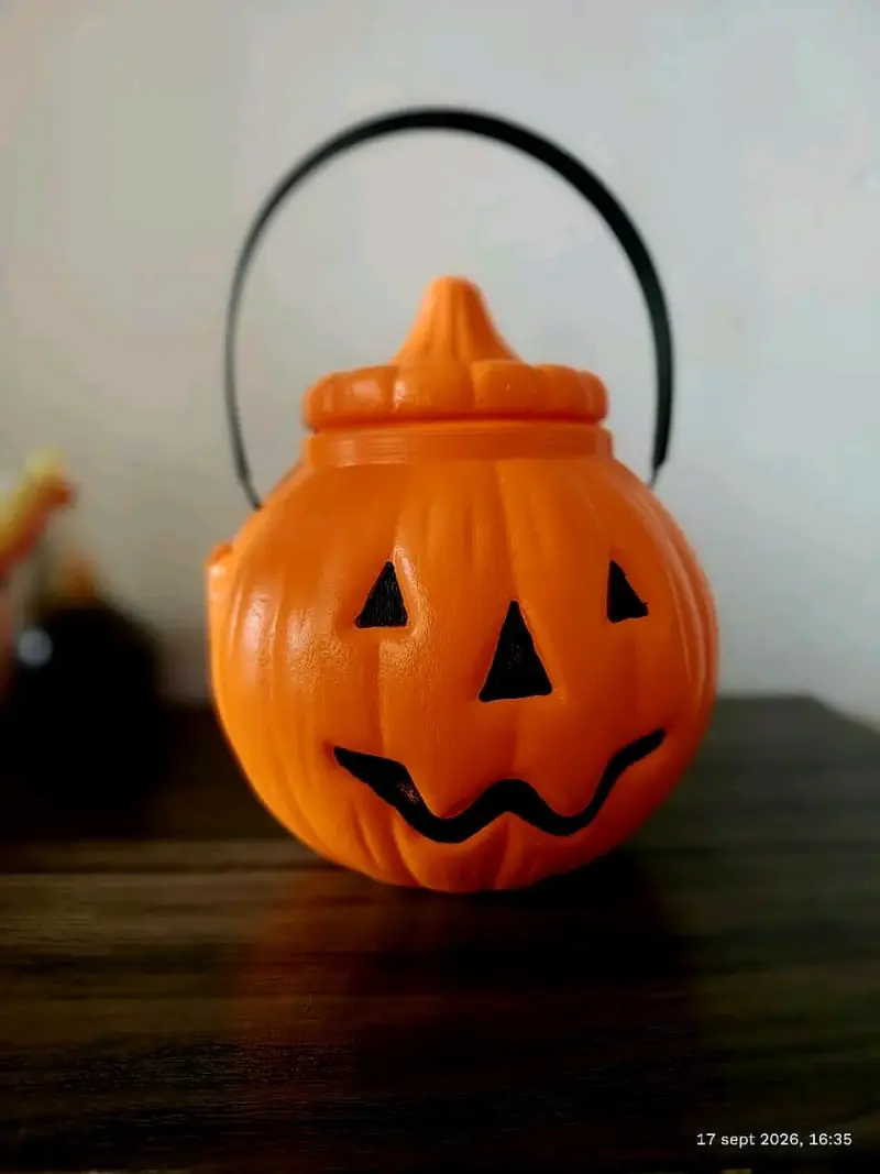 Calabaza de Halloween con asa negra