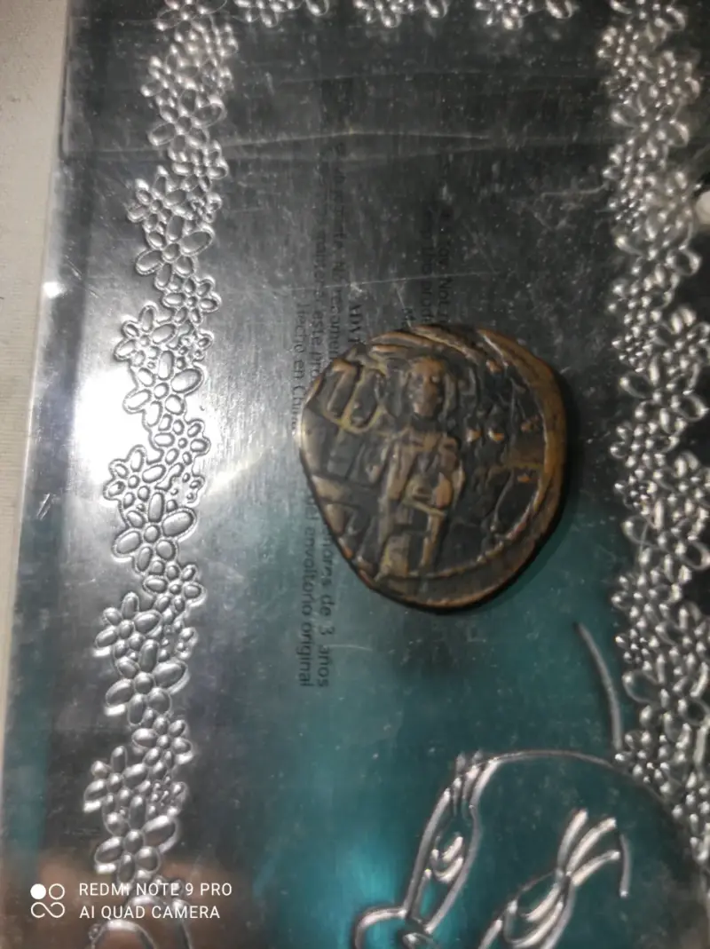 Moneda antigua de colección con diseño grabado - 1