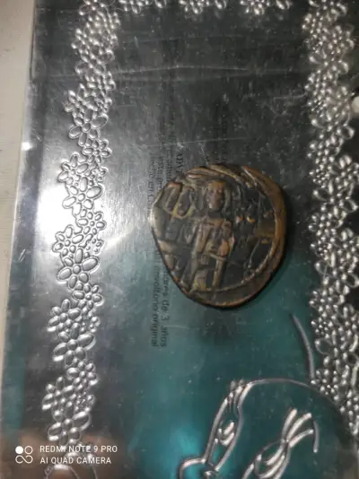 Moneda antigua de colección con diseño grabado - miniatura 1