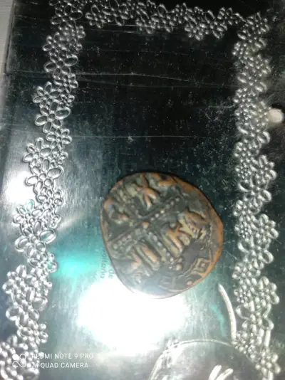 Moneda antigua de colección con diseño grabado - miniatura 2