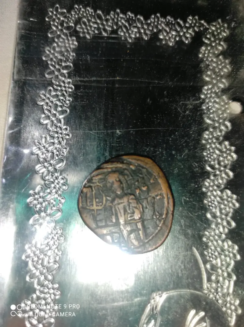 Moneda antigua de colección con diseño grabado - 3