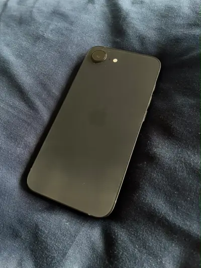 Iphone 16e 128GB Impecable - Batería 99% - miniatura 3