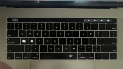 MacBook Pro 15-inch 2019 con Intel Core i9 - miniatura 3