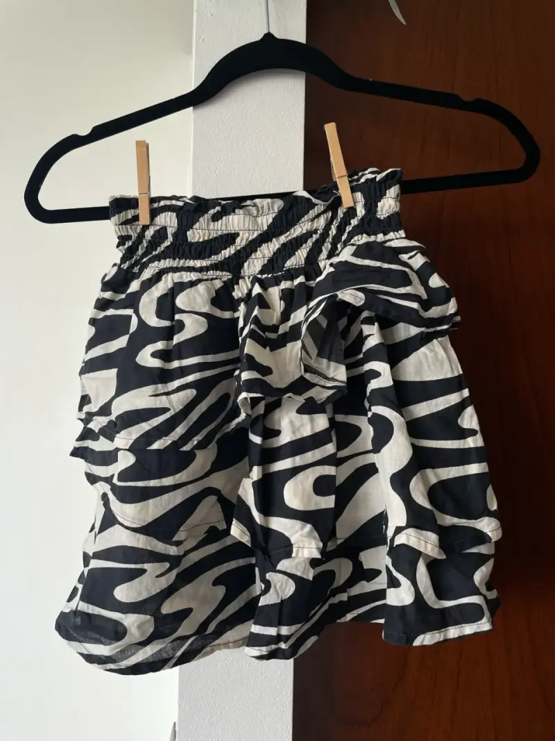 Falda corta estampada en blanco y negro