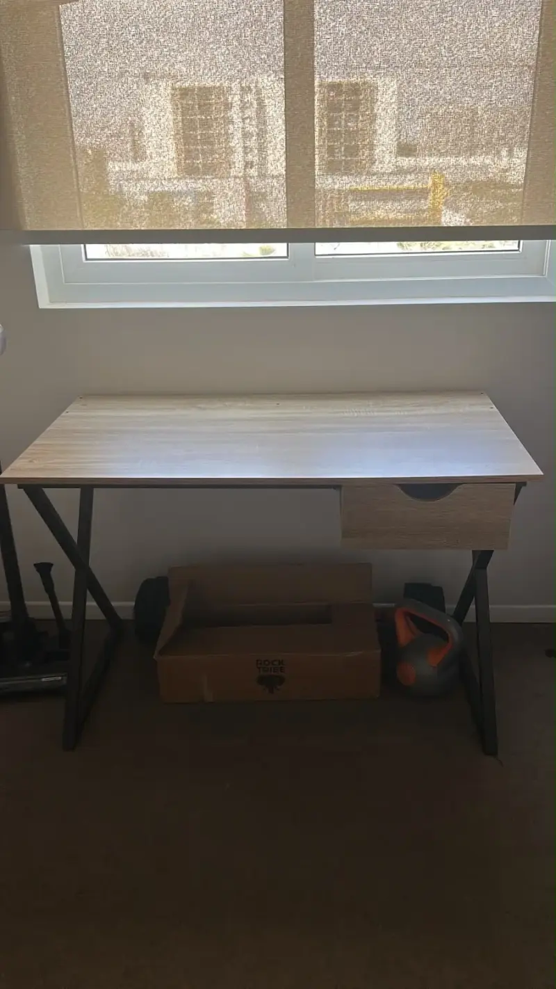 Escritorio de madera con cajón y estante - 1