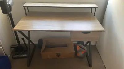 Escritorio de madera con cajón y estante - miniatura 3