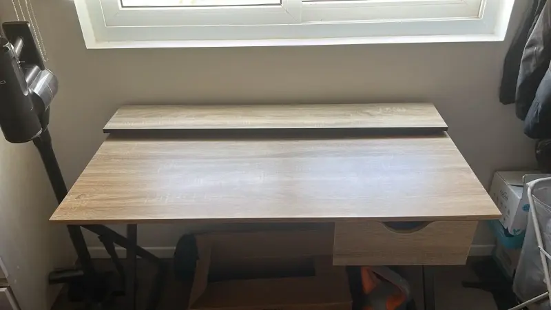Escritorio de madera con cajón y estante - 4
