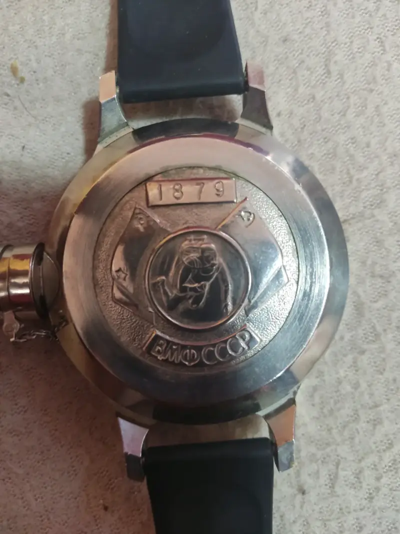 Reloj de pulsera estilo soviético con correa negra - 1