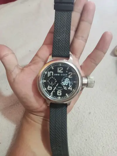 Reloj de pulsera estilo soviético con correa negra - miniatura 2