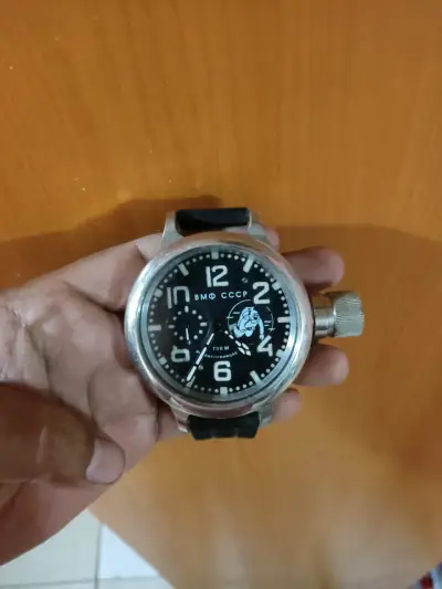 Reloj de pulsera estilo soviético con correa negra - miniatura 3
