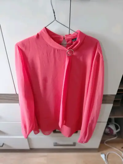 Blusa rosa con detalle de anillo - miniatura 1