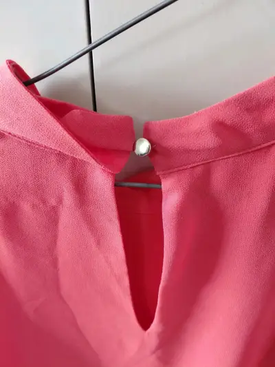 Blusa rosa con detalle de anillo - miniatura 3