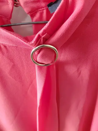 Blusa rosa con detalle de anillo - miniatura 4