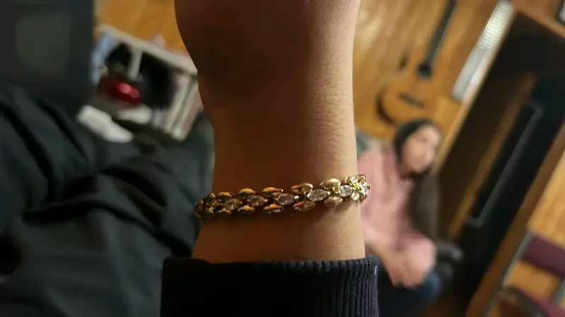 Pulsera de oro con cristales brillantes