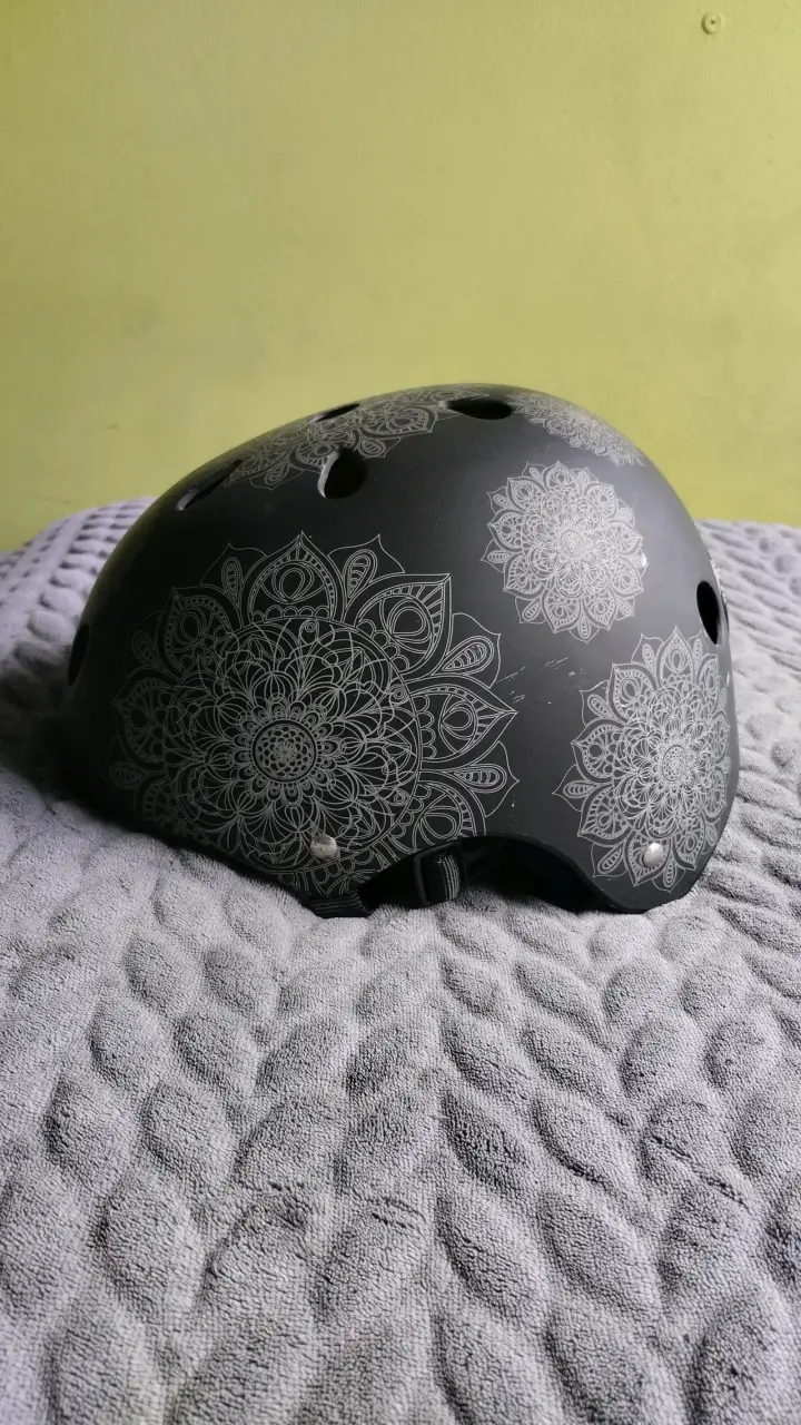 Casco de bicicleta negro con diseño floral - 1