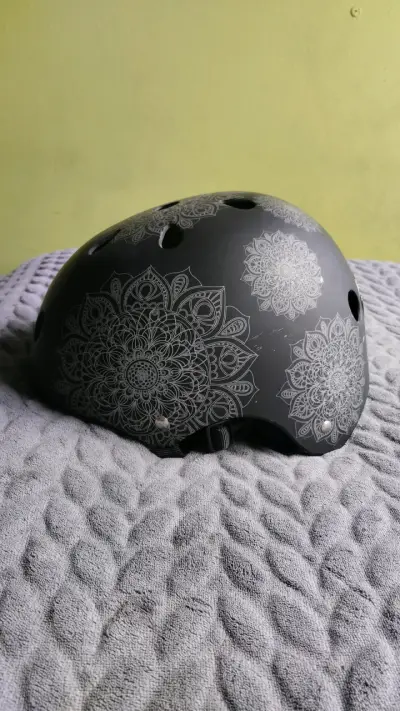 Casco de bicicleta negro con diseño floral - miniatura 1