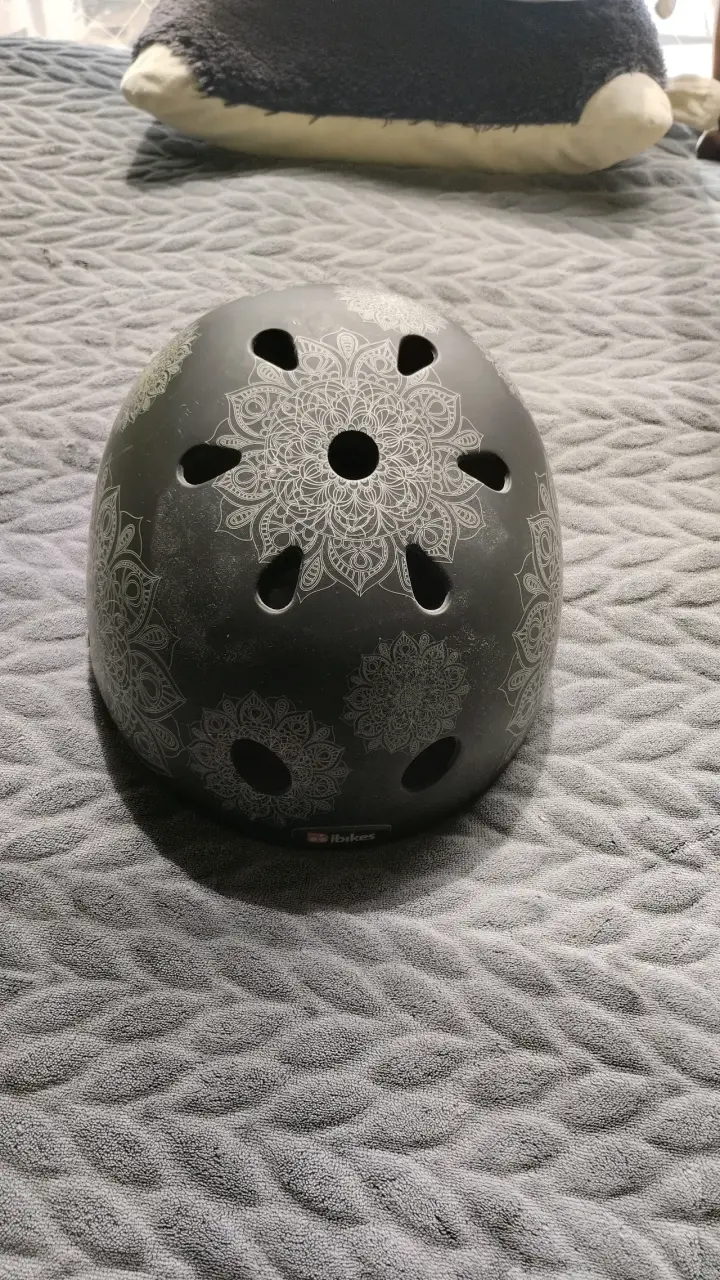 Casco de bicicleta negro con diseño floral - 2