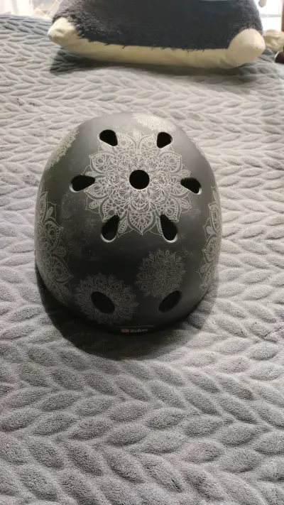 Casco de bicicleta negro con diseño floral - miniatura 2
