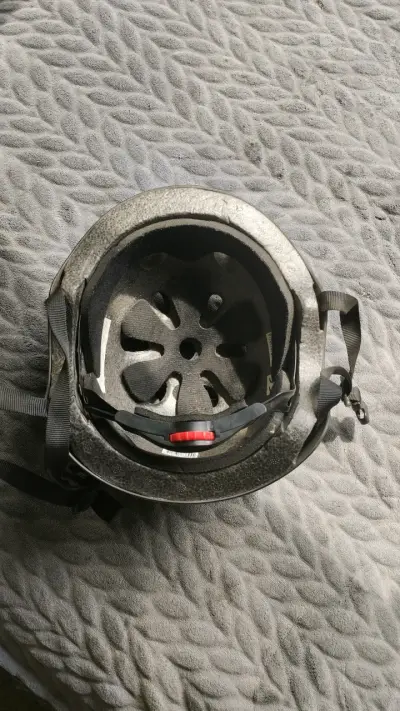 Casco de bicicleta negro con diseño floral - miniatura 3