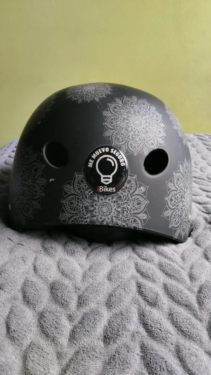 Casco de bicicleta negro con diseño floral - 4