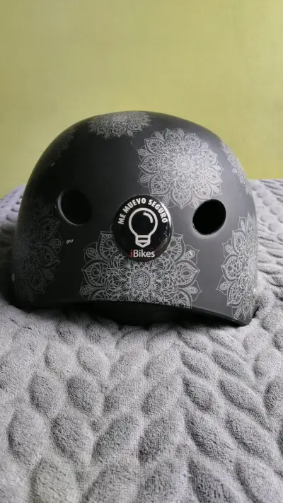 Casco de bicicleta negro con diseño floral - miniatura 4