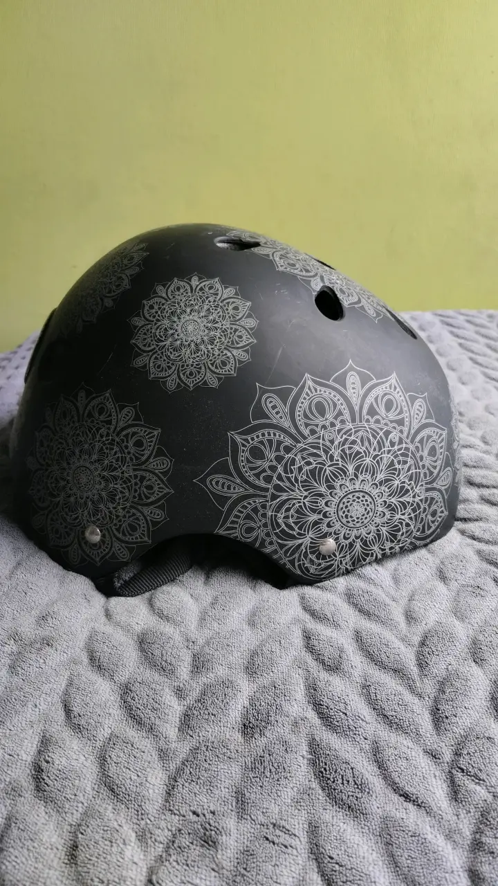 Casco de bicicleta negro con diseño floral - 5