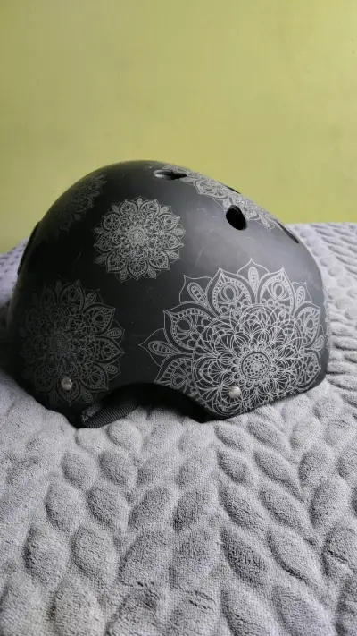 Casco de bicicleta negro con diseño floral - miniatura 5