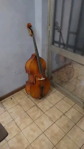 Contrabajo acústico de madera en buen estado
