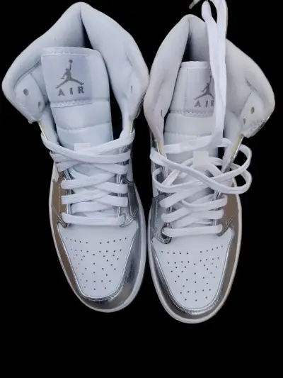 Zapatillas deportivas blancas y plateadas Air - miniatura 1
