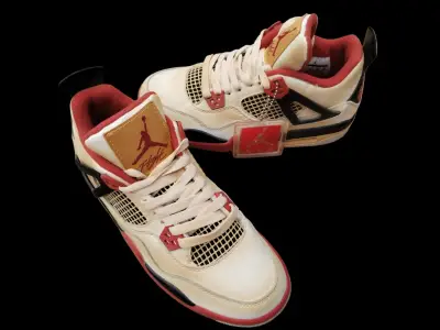 Zapatillas deportivas Air Jordan retro color crema y rojo - miniatura 1