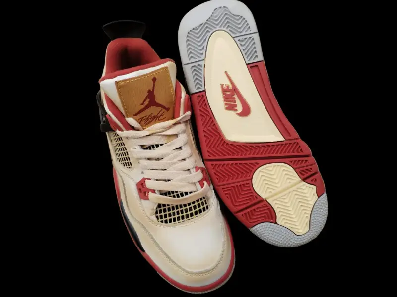 Zapatillas deportivas Air Jordan retro color crema y rojo - 2