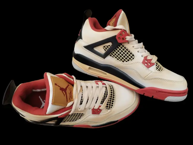 Zapatillas deportivas Air Jordan retro color crema y rojo - 4
