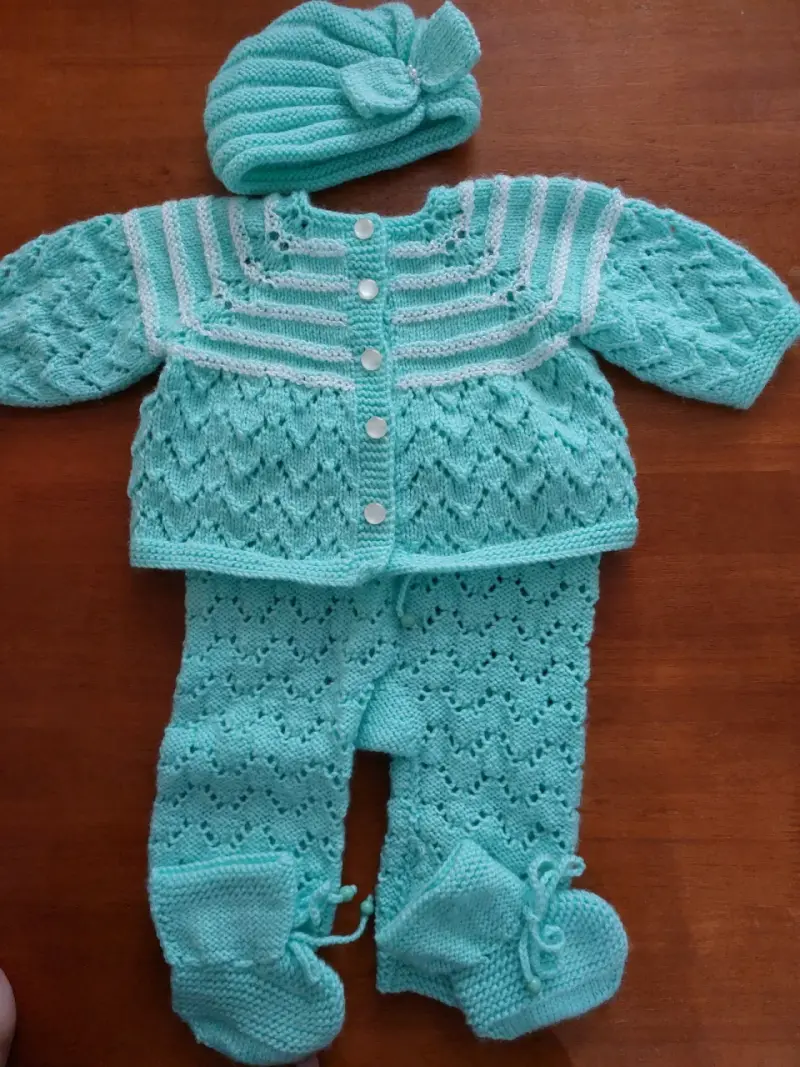 Conjunto de bebé tejido a mano color celeste - 1