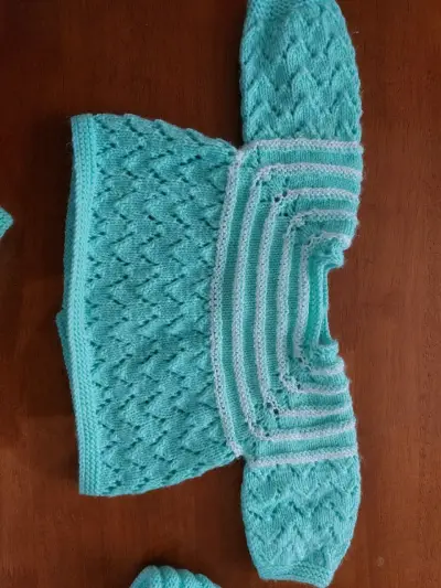 Conjunto de bebé tejido a mano color celeste - miniatura 3