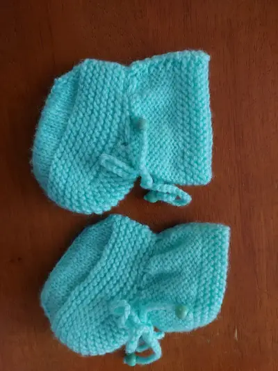 Conjunto de bebé tejido a mano color celeste - miniatura 5