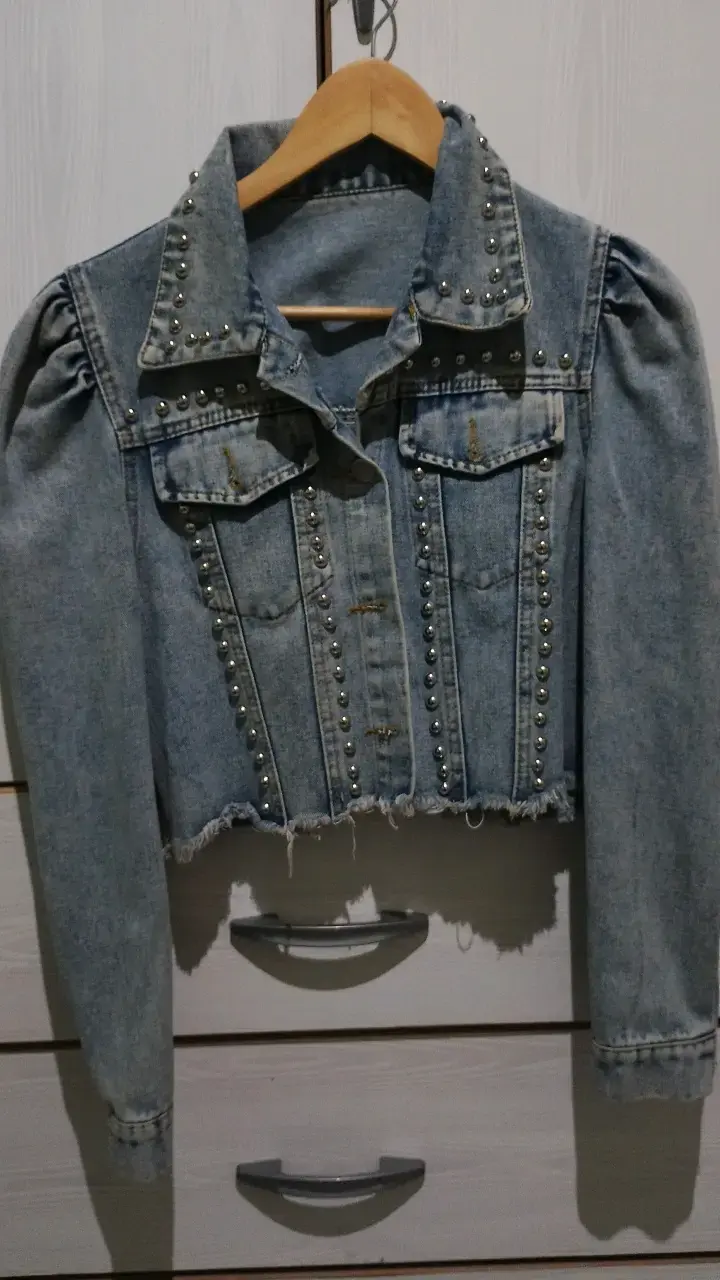 Chaqueta de mezclilla corta con tachas - 1